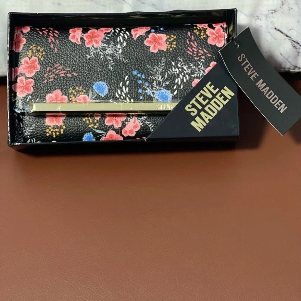 STEVE MADDEN LOGO BAR TRIFOLD WALLET IN GIFT BOX - Picture 2 of 16